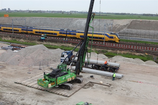 aankomst palen op bouwplaats