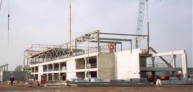 Dankzij een grote vrije overspanning soepel parkeren onder het gebouw